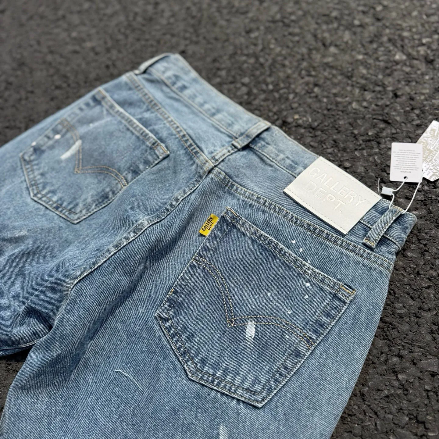 #8149 P250💰 Independent GALLERY DEPT. Vintage hole patch splicing black leather cross loose washed flared jeans - truly restore the ultimate vintage texture - original hardware accessories washed and other elevators, QR code analysis are all purchased from the original factory, high degree of restoration, you are welcome to compare with a certain product ~ - three-dimensional version loose and comfortable, not picky about the figure, tall and slim, factory Seiko, original factory quality control, same style for men and women, can be matched with couples, versatile recommendation Essential jeans for all seasons - sizes: 28 30 32 34 36